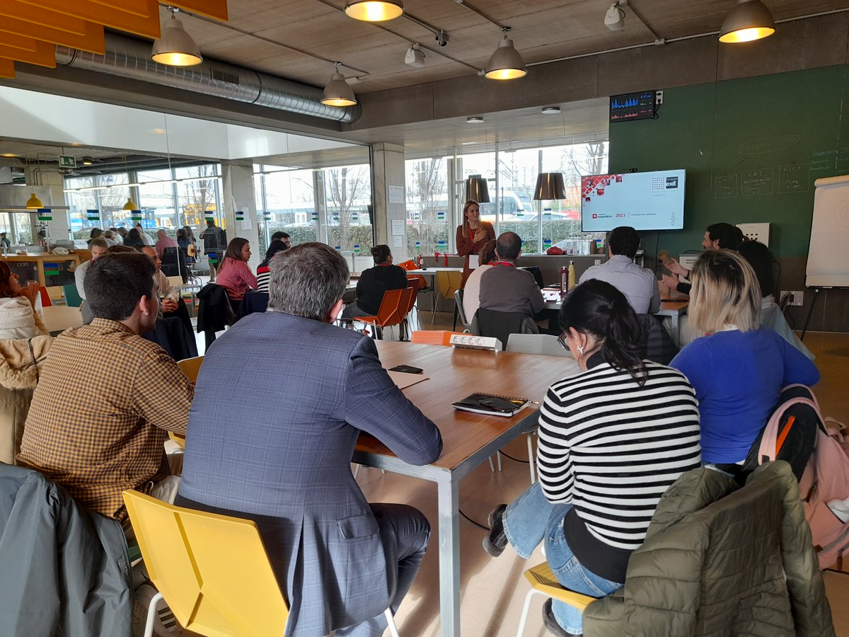 EsmentEscola's tweet photo. Esment es una de las empresas implicadas en el #ProyectoCoach que la @fundacionexit desarrolla estos días en @EsmentEscola
El proyecto tiene como objetivo ayudar a #jóvenes a encontrar su vocación gracias a la implicación voluntaria de empresas y orientadores educativos. https://t.co/MYnUuB4Ar9