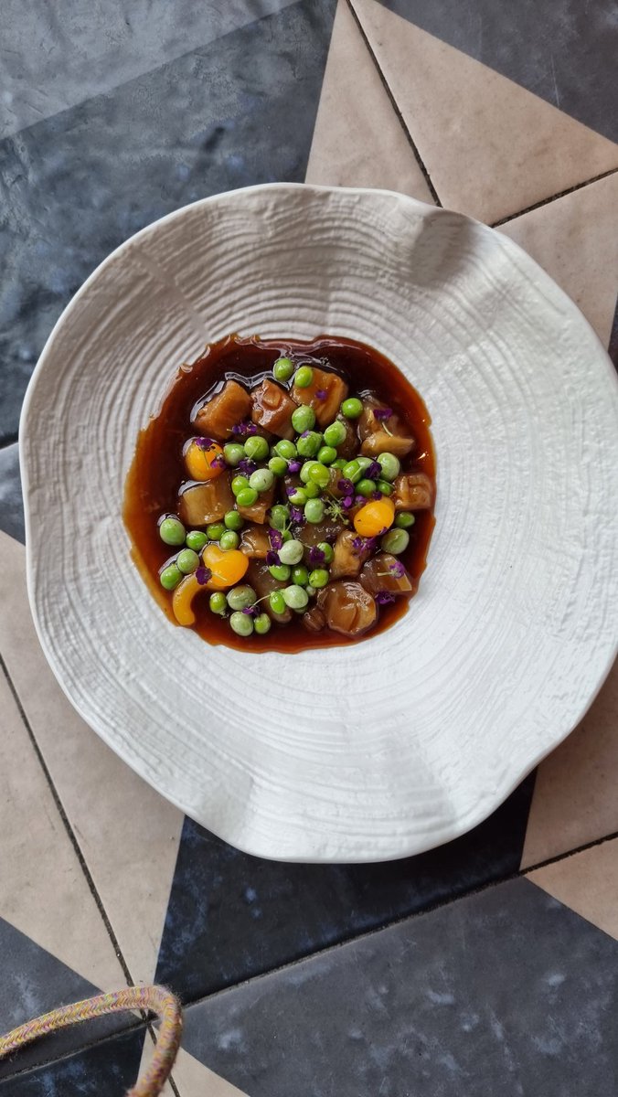 Y ayer, reencuentro con una sólida casa de comidas en versión viajera como es <a href="/LatasiaCdC/">Latasia #cdc</a> Lleno hasta la bandera, ritmos perfectos y platos muy suculentos. El solterito de calamar especialmente pero todo altamente disfrutable a precios ajustados. Para repetir mucho.