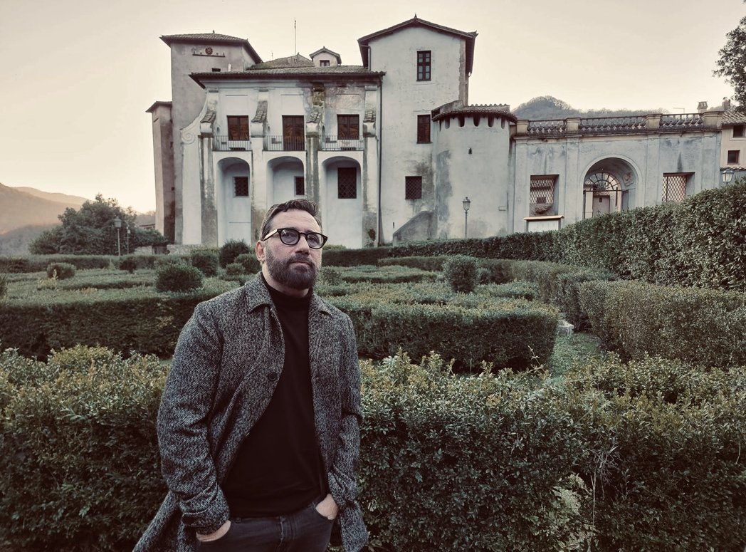 Tiromancino (@tiromancino) on Twitter photo Torno al cinema Horror con <a href="/TheWell_Movie/">The Well Movie</a> al mio fianco <a href="/_LaurenLaVera_/">Lauren LaVera</a> la star americana di <a href="/TerrifierFilm/">Terrifier 3 ☝️🤡✌️</a> il film campione di incassi US . Riprese il 6 Marzo a Sambuci in una vera Haunted House.
Il palazzo Teodoli. Daje !!! 🖤 Torno al cinema Horror con <a href="/TheWell_Movie/">The Well Movie</a> al mio fianco <a href="/_LaurenLaVera_/">Lauren LaVera</a> la star americana di <a href="/TerrifierFilm/">Terrifier 3 ☝️🤡✌️</a> il film campione di incassi US . Riprese il 6 Marzo a Sambuci in una vera Haunted House.
Il palazzo Teodoli. Daje !!! 🖤