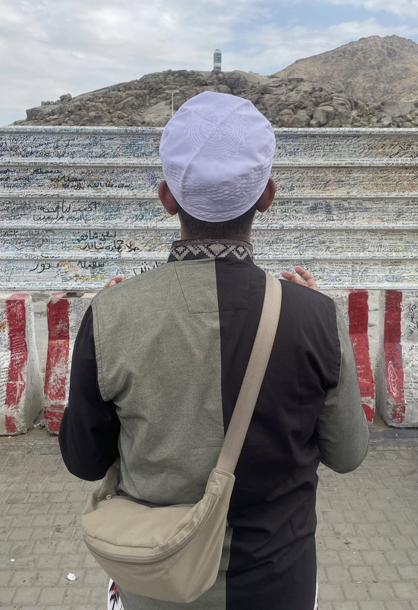 Doa khusus untuk para jomblo di Jabal Rahmah. Bukit yg dipercaya tempat bertemunya kembali Nabi Adam &amp; Siti Hawa setelah taubatnya diterima. Tenang! Kalau sudah waktunya, kalian akan dipertemukan jodohnya. Tapi taubat dulu, kayak Adam-Hawa.