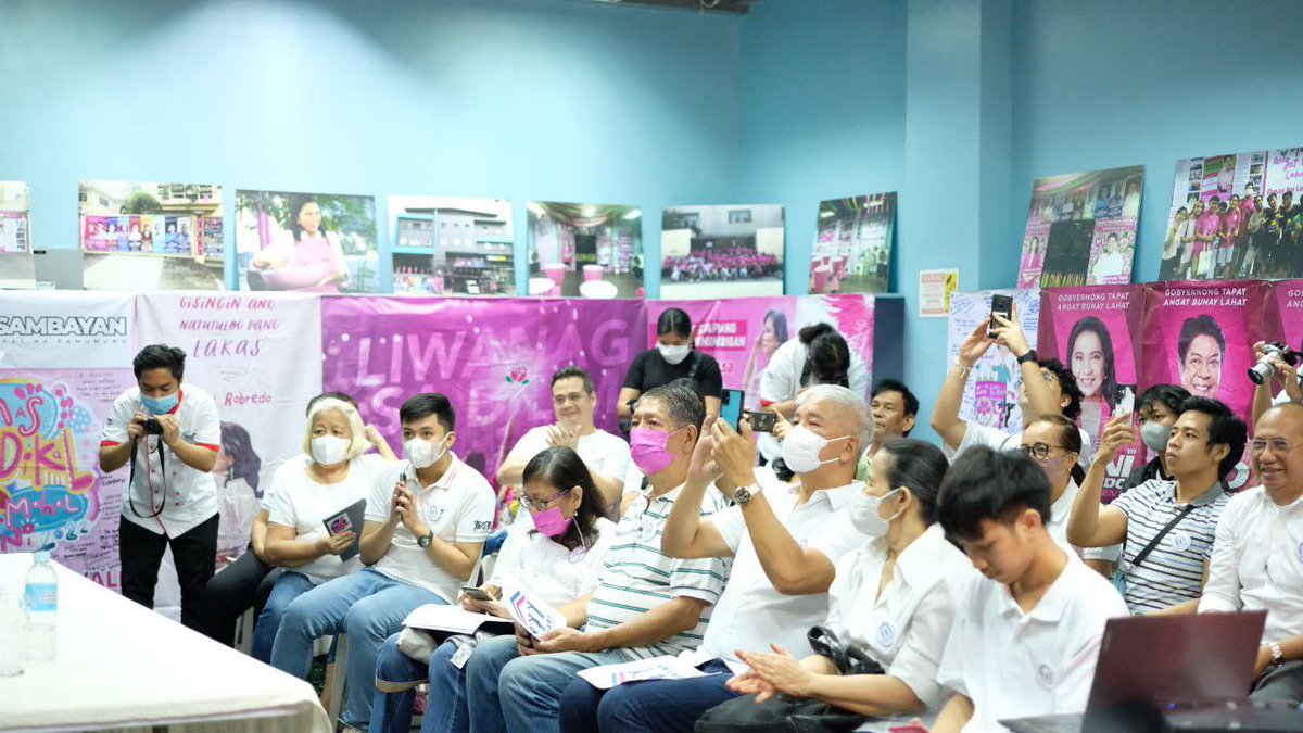 kikopangilinan's tweet photo. Kaninang umaga, pumunta kami ni Atty. @lenirobredo sa dating volunteer center natin sa Pasay City.

Binabati natin ang mga miyembro ng Pasayani, isang panibagong NGO na binubuo ng ating mga Pasay-based volunteers noong nakaraang kampanya.

📸 Team Kiko https://t.co/Ejjk9mj49p