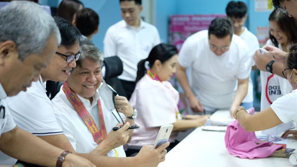 kikopangilinan's tweet photo. Kaninang umaga, pumunta kami ni Atty. @lenirobredo sa dating volunteer center natin sa Pasay City.

Binabati natin ang mga miyembro ng Pasayani, isang panibagong NGO na binubuo ng ating mga Pasay-based volunteers noong nakaraang kampanya.

📸 Team Kiko https://t.co/Ejjk9mj49p