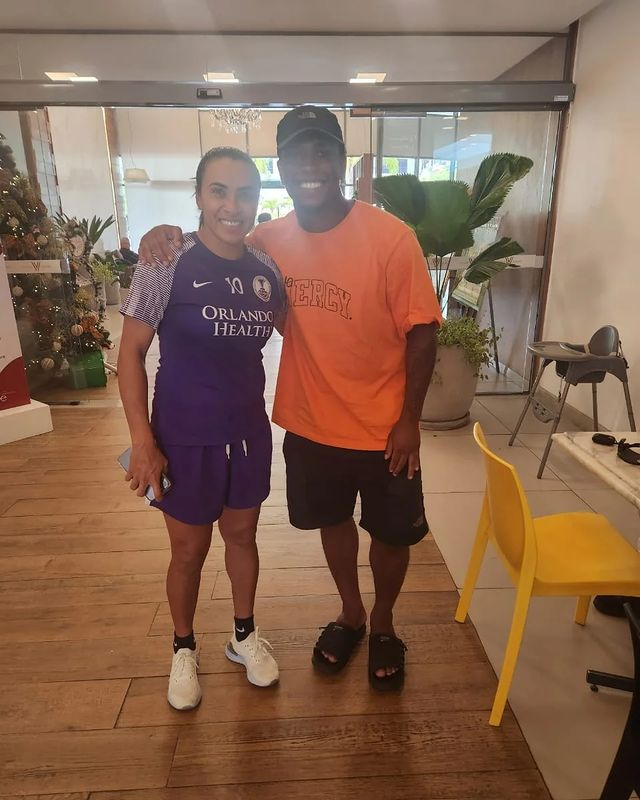 rtiesporte's tweet photo. Emprestado pelo Vasco ao Orlando City, dos Estados Unidos, o volante Juninho registrou encontro com a Rainha Marta no centro de treinamentos do clube. #OurSports
Fonte: @Netvasco
📷: Reprodução/ Redes Sociais https://t.co/l6hWdPOw3k
