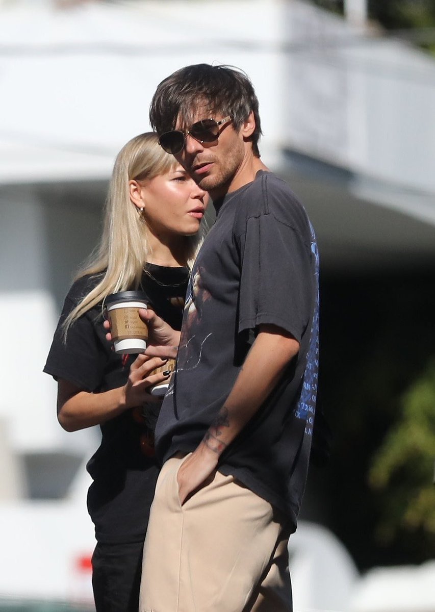 Única coisa que consigo reparar é que o louis tá cada dia mais gostoso pqp