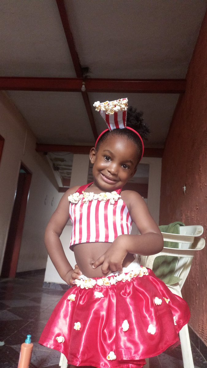 Apaixonada demais nessa criança, sério. Mamãe escolheu a fantasia perfeita que por sinal hoje não chorou pra botar e comer as pipocas (ela é apaixonada por pipoca). Tá muito linda essa garota cara 😍😍😍