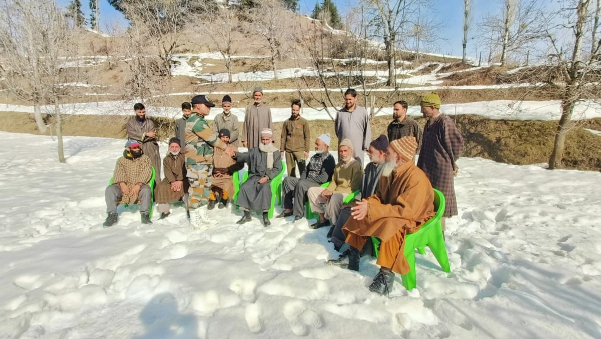 Rifa_e_Aam's tweet photo. #IndianArmy  organised interaction with Gujjar and Bakkarwal community in village Bandi bala.  It's a  good way to inculcate spirit of goodwill and mutual respect with the community.

#Kashmir.
@RadioChinar 
@RadioChinarFM https://t.co/K58pK4p6ql