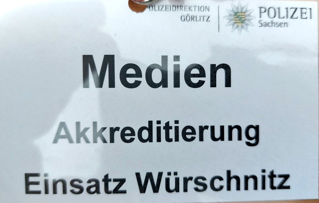 Pixel_Roulette's tweet photo. Dies Aussage ist so nicht richtig. Eine Akkreditierung erhielt Medienschaffende, ebenso wie Westen und Helme. Dafür war die Nennung von Namen und Angaben für welche Agentur man berichtet notwendig.
#Heibo #OO1502 #OO1602
#OttendorfOkrilla https://t.co/GzKupij678