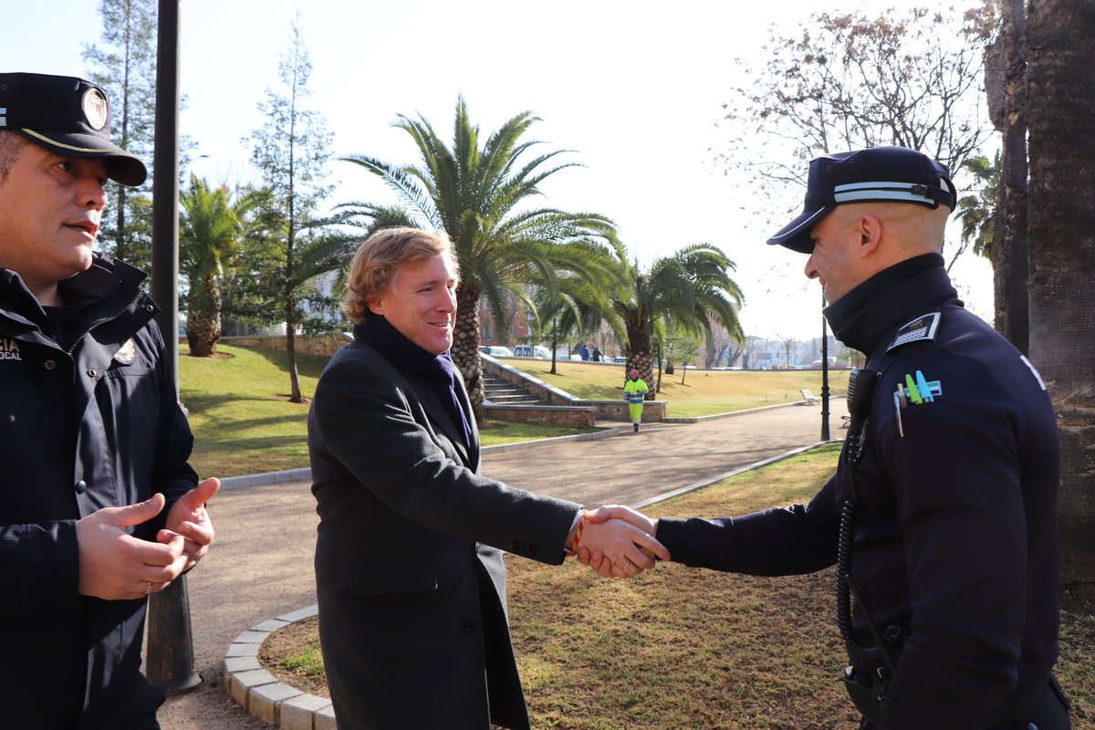 aytodebadajoz's tweet photo. 🚔 Presentados los nuevos vehículos de la @policiabadajoz
➡️ Inversión de 726.000€ en 1️⃣2️⃣ nuevos vehículos tipo SUV, 6️⃣ motocicletas y 1️⃣ furgoneta para la unidad de #GIAPOL
➡️ Renovación de los medios materiales que mejora el servicio a los vecinos de la ciudad. https://t.co/WX1FeAA9AF