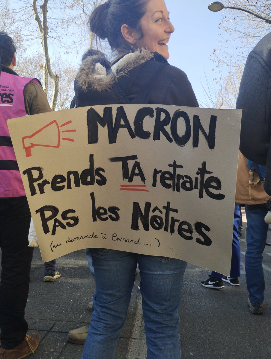 Nouvelle journée de mobilisation contre la #ReformesDesRetraites à #Montpellier 
Le cortège parti a 11h avec le très médiatique <a href="/JLMelenchon/">Jean-Luc Mélenchon</a> arrive sur la place de la comédie