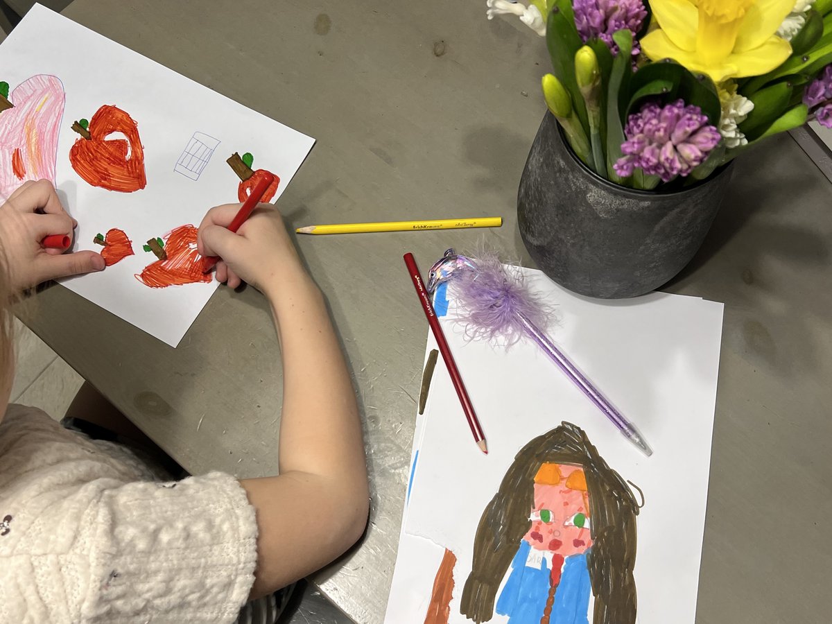 VecakuOrg's tweet photo. Rīgas skolas bērni veido zīmējumu virtuālo izstādi, lai savāktu līdzekļus ar asins vēzi slimās skolotājas ārstēšanai
https://t.co/AFNRnxgH1o https://t.co/gnE2vY6RIm