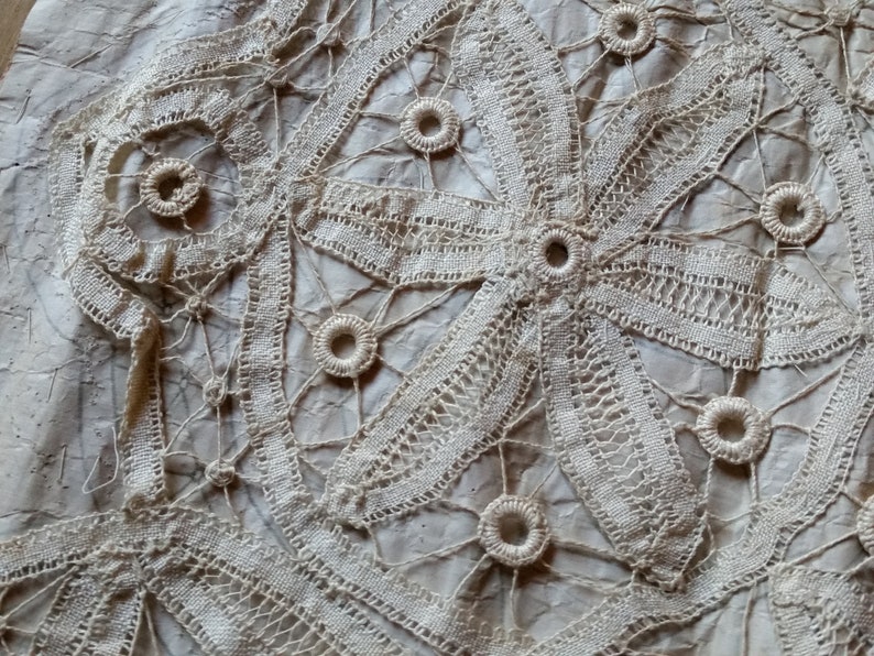 PumpjackP's tweet image. 1890s RARE FRENCH ANTIQUE Bobbin Tape Lace With Pattern on Linen - Etsy France buff.ly/3YzeDfR #PumpjackPiddlewick #vintage #antiques #etsyvintage #quality #uniquegifts #originalgift #sustainable #OOAK #unusual #somethingdifferent #giftforher #dressmaker #lace ##lacemaker