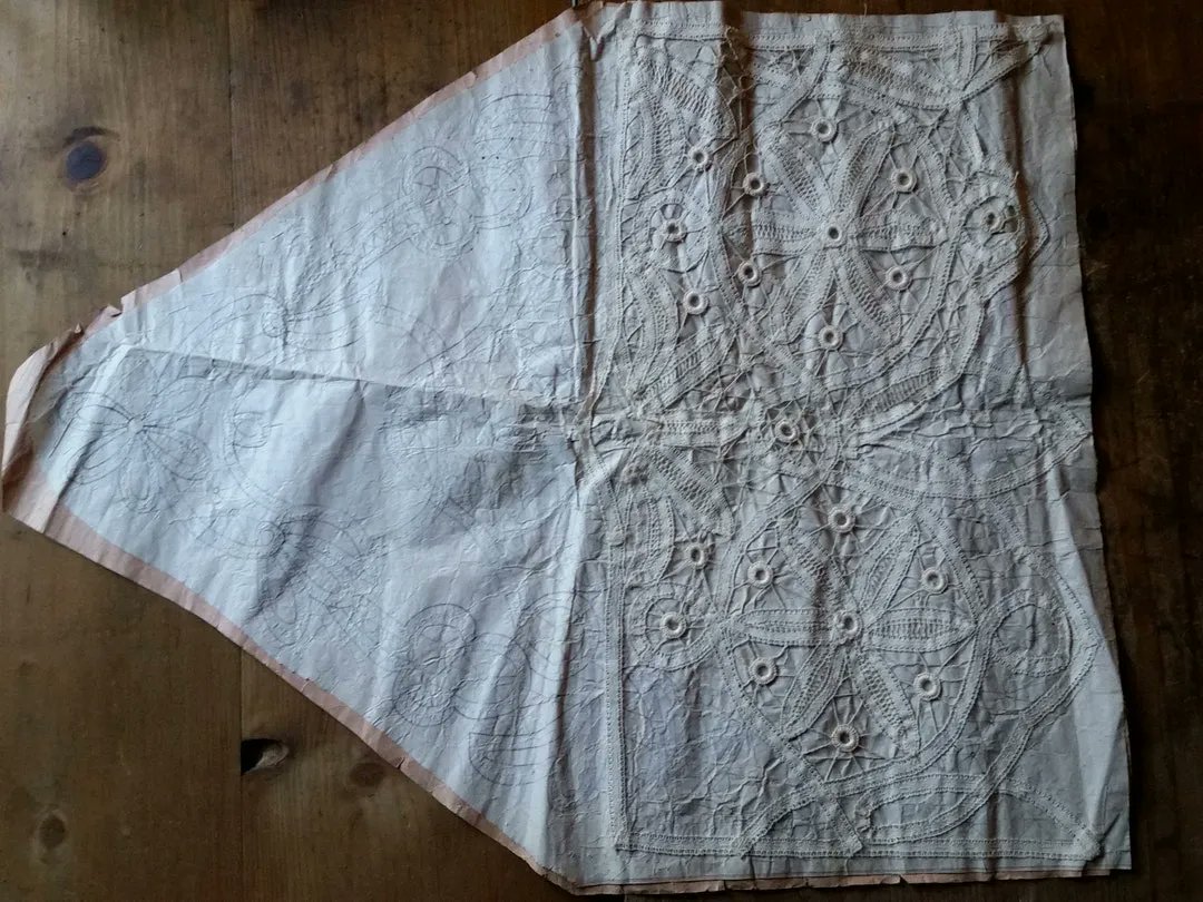 PumpjackP's tweet image. 1890s RARE FRENCH ANTIQUE Bobbin Tape Lace With Pattern on Linen - Etsy France buff.ly/3YzeDfR #PumpjackPiddlewick #vintage #antiques #etsyvintage #quality #uniquegifts #originalgift #sustainable #OOAK #unusual #somethingdifferent #giftforher #dressmaker #lace ##lacemaker