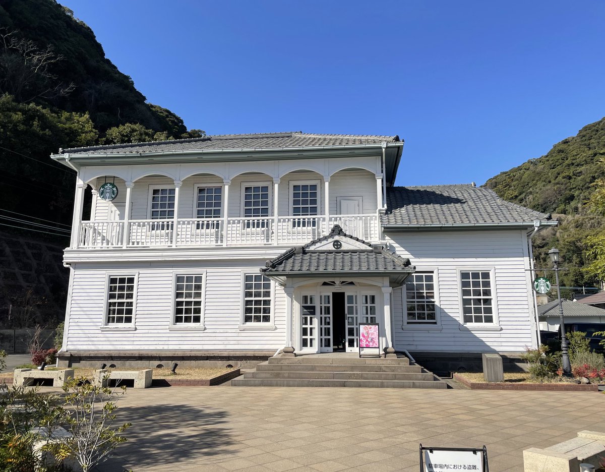study666i's tweet photo. これは鹿児島仙巌園の横にあるスタバです。すごく洋館です。 https://t.co/Ro9ZkNhOV8