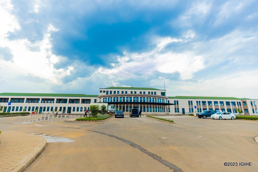 DonaldBKipkorir's tweet photo. President Yoweri Museveni &amp; President Paul Kagame attended Ntare High School in Uganda. Both decided to build a Ntare High School in Rwanda to show shared friendship &amp; gratitude. How many leaders remember their dilapidated High Schools other than as voting centers? https://t.co/kYNd4FcXmz