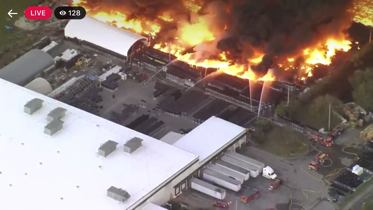 ⚠️HAPPENING NOW: Massive fire has broken out at a warehouse in Kissimmee, Florida.

Huge emergency &amp; fire response battling the blaze.