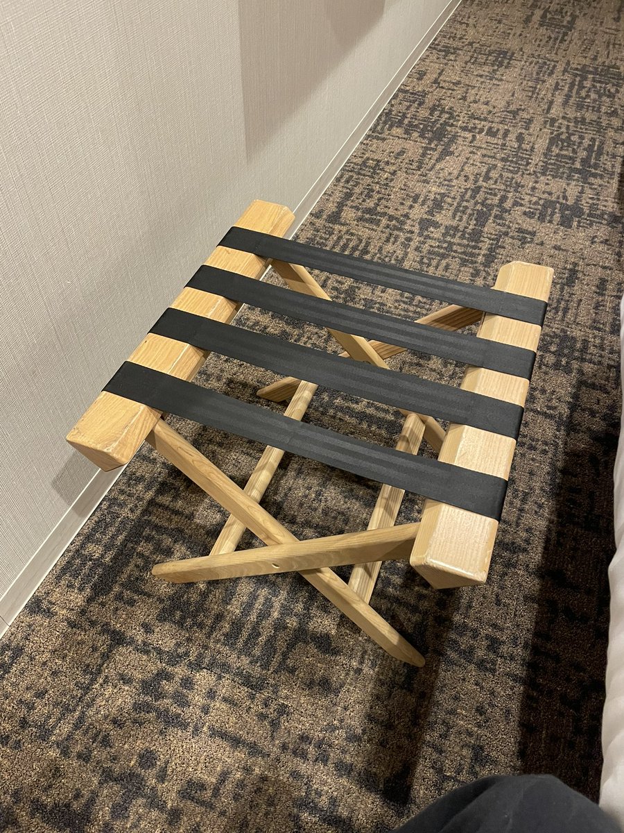 いま、ビジネスホテルに泊まっているんだけど、ビジネスホテルによく置いてあるコレ、何に使うものか誰か教えてください

とりあえず座ってみたけど、たぶん使い方間違えてる https://t.co/NP6aY1N8A9