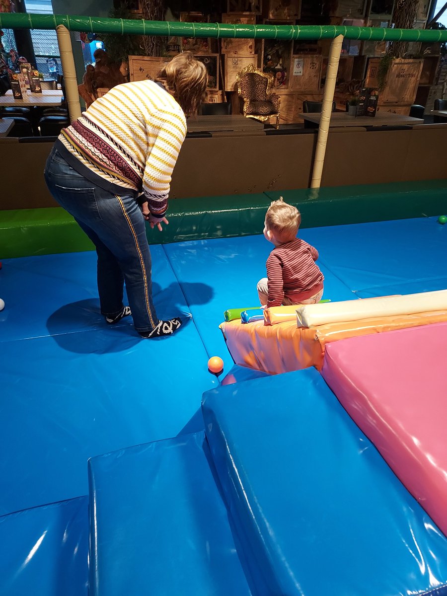 MyrthevanGestel's tweet photo. Vanochtend met de kleine man en schoonmoeder naar Monkey town geweest.

De kleine man zo energiek en lekker aan het spelen dat ik hem bij thuiskomst al slapend uit de auto heb kunnen halen en zo heb kunnen overleggen in bed.

#genieten #spelen #monkeytown https://t.co/ZA7tDYUdIM