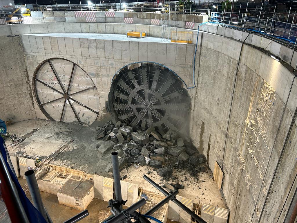 ReliableContLTD's tweet photo. What a fantastic achievement at @RiverlinxCJV in East London as TBM Jill reaches the rotation chamber at Greenwich!

The next major challenge is to rotate this giant so she can complete her journey back under the Thames to Silvertown

Jill is the largest TBM to be used in the UK https://t.co/sryl3TLqUP