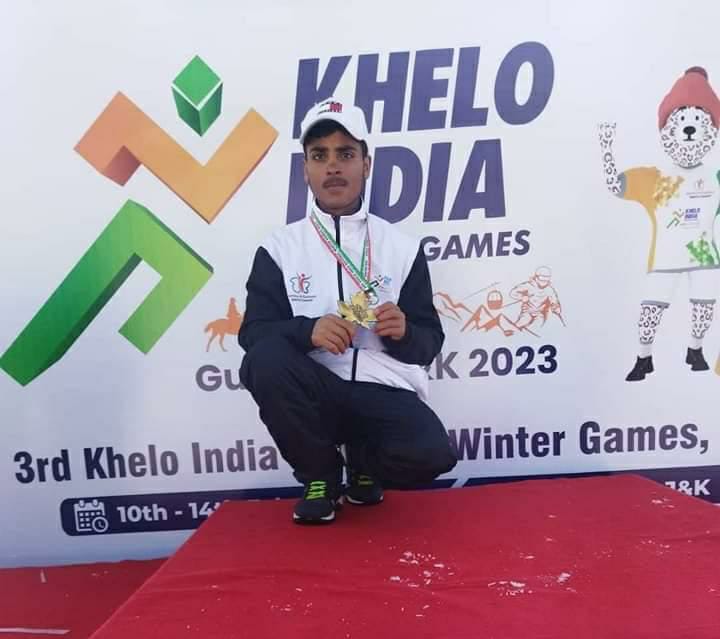 ChinarcorpsIA's tweet photo. #ChinarCorps congratulates Master Faizan Afroz Wani, student of AGS Ziran, #Baramulla on winning #Gold medal in Skiing at 3rd @kheloindia Winter Games held at #Gulmarg.

We wish him success in all his future endeavours.

#Kashmir 
@adgpi 
@NorthernComd_IA https://t.co/AWP3XUOlGY