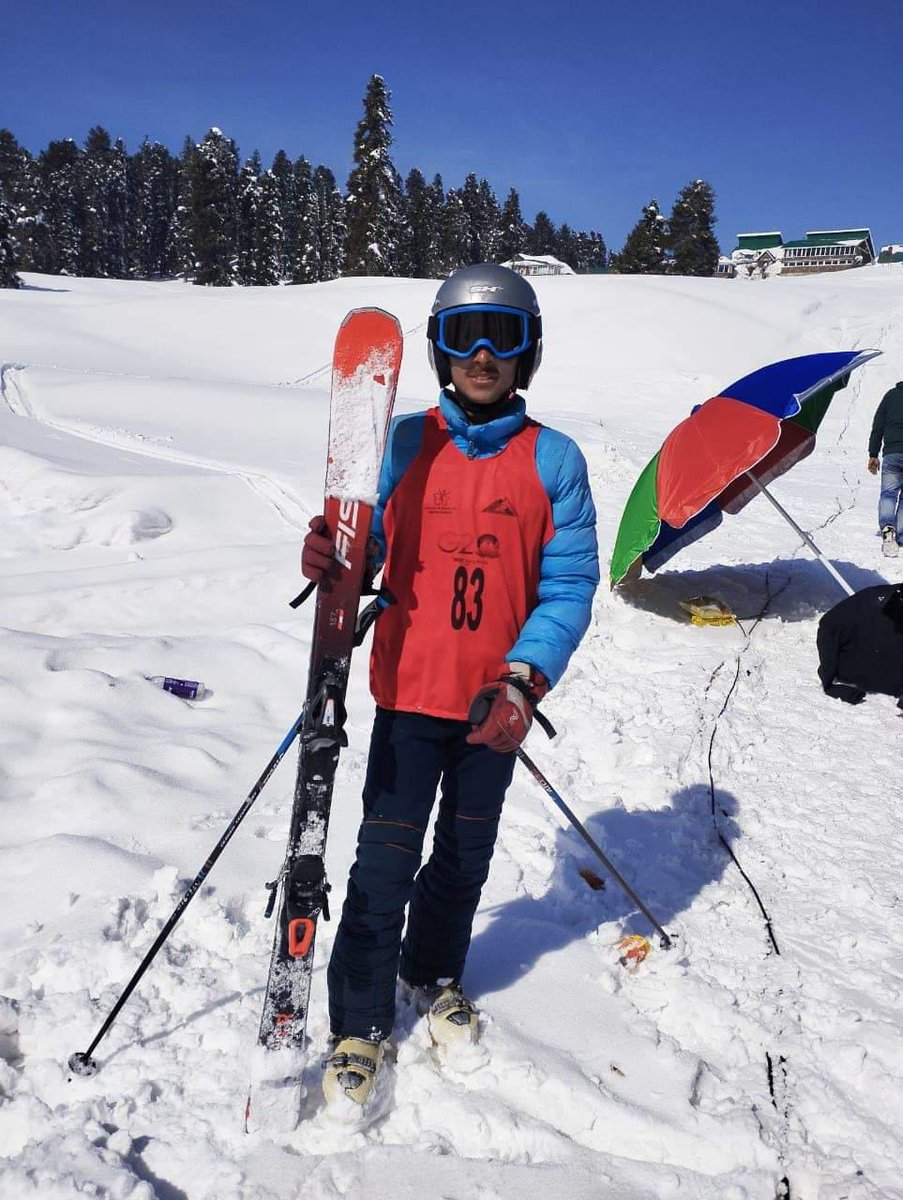 ChinarcorpsIA's tweet photo. #ChinarCorps congratulates Master Faizan Afroz Wani, student of AGS Ziran, #Baramulla on winning #Gold medal in Skiing at 3rd @kheloindia Winter Games held at #Gulmarg.

We wish him success in all his future endeavours.

#Kashmir 
@adgpi 
@NorthernComd_IA https://t.co/AWP3XUOlGY
