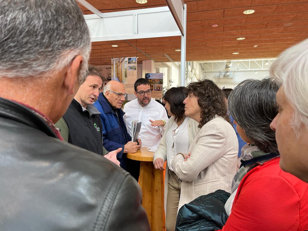 albertcastellsv's tweet photo. Vic és aquests dies la capital de l’energia i la construcció sostenible amb la fira @fecsvic  - Fira de l'Energia i la Construcció Sostenible.

Avui l’hem inaugurat amb l’@AlcaldessaVic @Anna_Erra i la consellera @TeresaJorda.

#VIC #FECSVIC @aj_vic @vic_mediambient https://t.co/YFhybfyJ9g