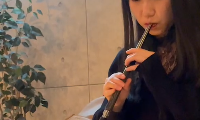 free_yuika's tweet image. お招きいただいたので、初めてシーシャバーにいきました！
東京で人気のお店が福岡にオープン👏
暖炉の火が中央に!!癒された✨

ここは『シーシャカフェ＆バー musch』（天神駅・赤坂駅）です🍺
なんと朝5時まで!!デートや1人でまったりしたい時に良さそう😍

#天神カフェ #天神シーシャ #福岡カフェ