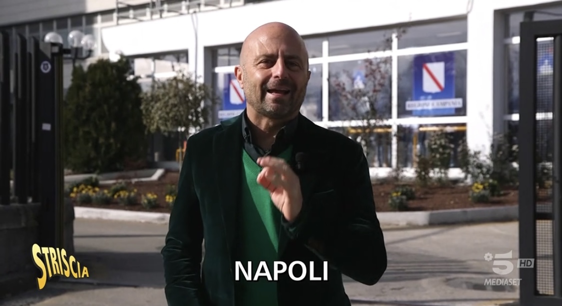 gazzettanapoli's tweet image. Luca Abete torna all'Ospedale Cardarelli per dimostrare che sono  ancora numerosi i pazienti parcheggiati al Pronto soccorso per giorni. ...
.
#barelle #canale5 #lucaabete #medicina #napoliattualità #newsnapoli #notizienapoli #ospedalecardarelli

gazzettadinapoli.it/notizie/napoli…