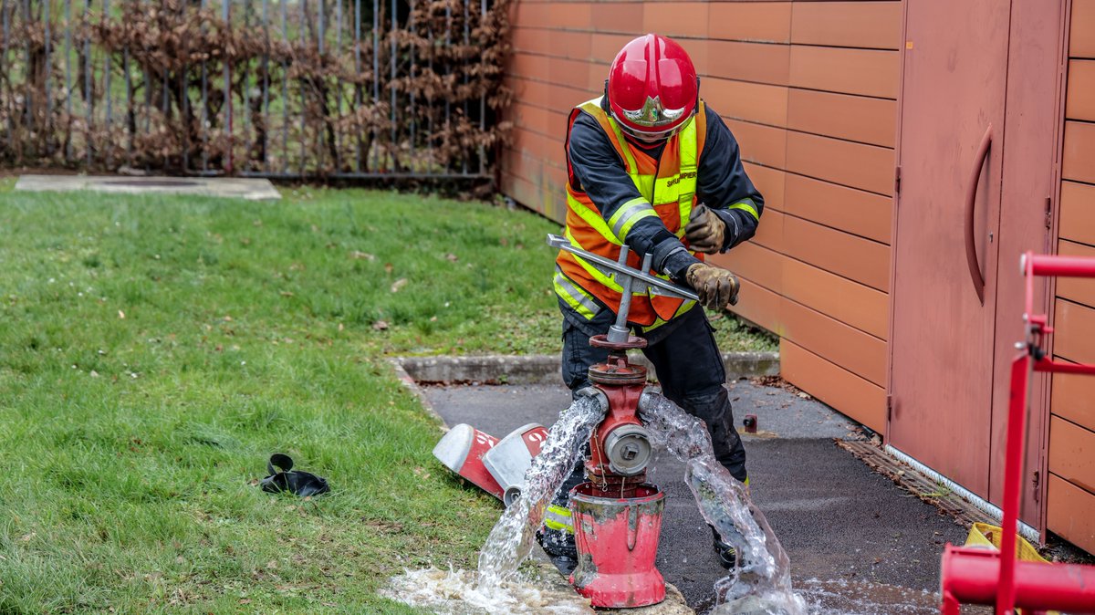 sdis08's tweet photo. #Formation #COD1 On ne parle pas suffisamment du conducteur de l'engin pompe. Il a des responsabilités, il doit connaitre la mécanique du véhicule incendie, connaitre la pompe, entretenir le véhicule,
maîtriser et s'adapter à la conduite. 4 jours pour apprendre les bases💪 🚒👨🚒 https://t.co/5JSeUDmohu