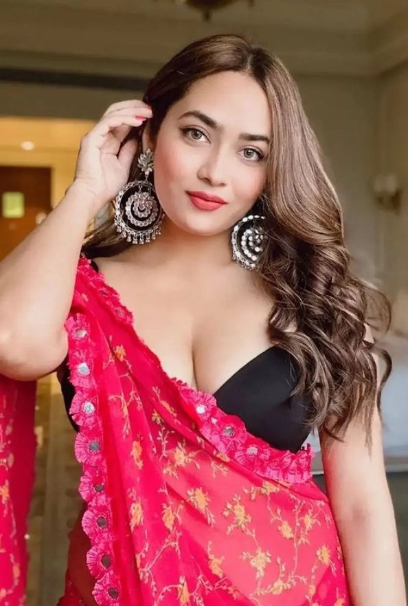 BhumiMishra8's tweet image. 🌱🌹#महफ़िल-ए-इश्क़  #सज़ाओ तो कोई बात बने,❣️#दौलत-ए-हुस्न  #लुटाओ तो कोई बात बने,❣️❣️

🌱🌹#शराब  गिलास से पिना गवारा नही है हमें, ❣️अपनी #आंखों से #पिलाओ तो कोई बात बने ❣️❣️
शुभ संध्या 🌷🌺