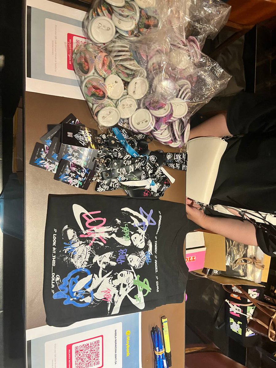damfiys1's tweet photo. PLEASE JUAL KAT PUBLIC THIS PRETTY MERCHANDISES!!😭😭💔💔
#LookAThis #DOLLA_LAT
#DOLLA #LAT_PARTY https://t.co/4mMNz6ppkg