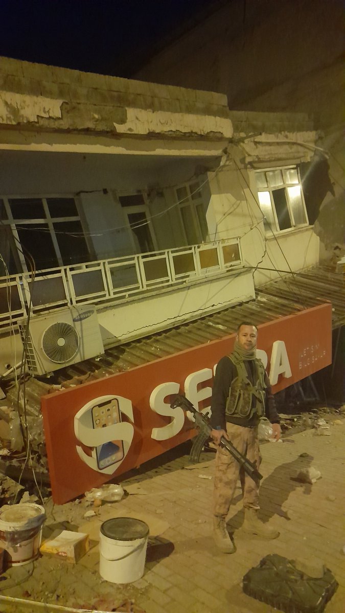 Böyle bir zamanda bile bizimle 1 dilim ekmeğini bölüşen yüce milletimizin hizmetindeyiz 🇹🇷

Deprem Kahramanmaraş Hatay