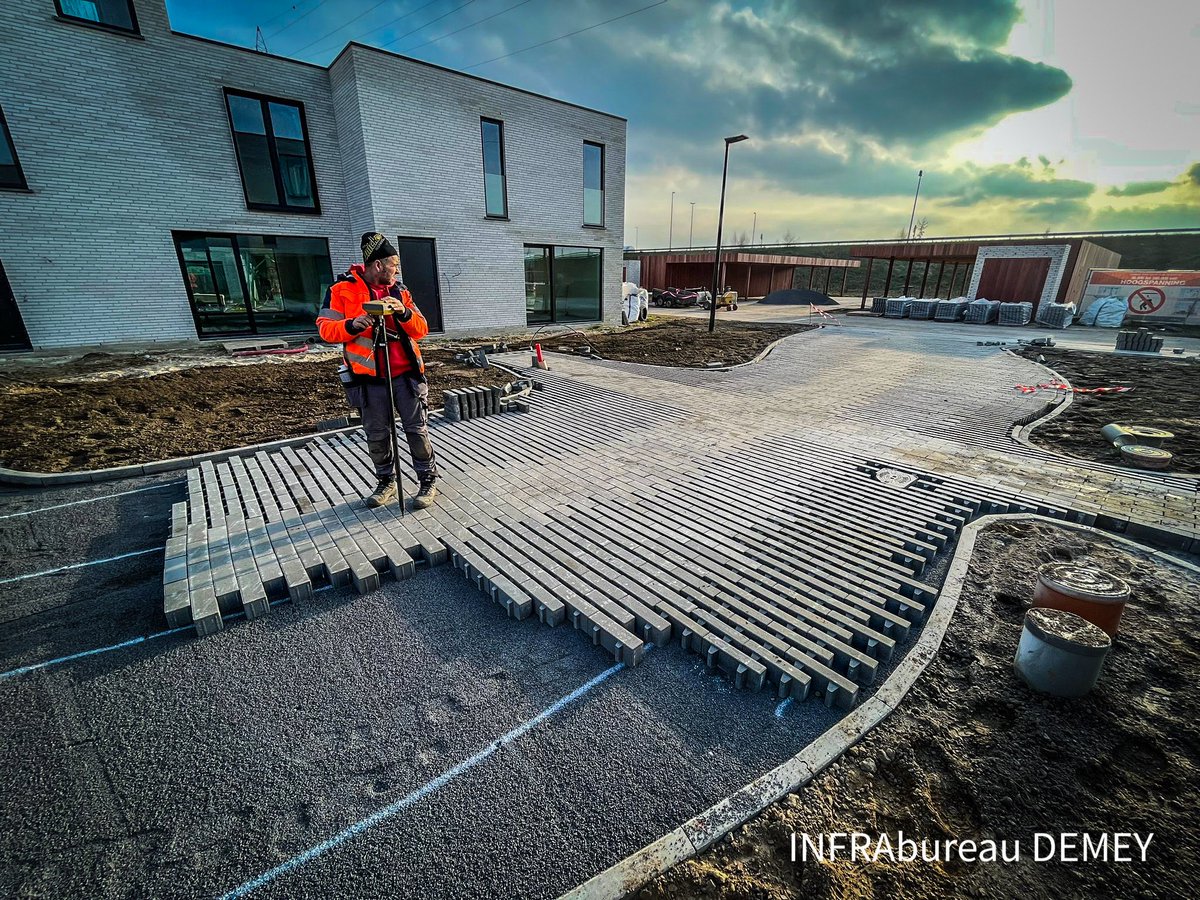 SB_Demey's tweet photo. In de kijker: verkaveling langs de N382 in Waregem, waar de laatste woonerven worden voltooid. Deze verkaveling werd door ons team ontworpen, met inrichting van de groenzones door landschapsarchitect Stefaan Thiers, aannemingswerken: Vanden Buverie.
Méér? https://t.co/Ur97NXbFMd https://t.co/pUgCQb1PlV