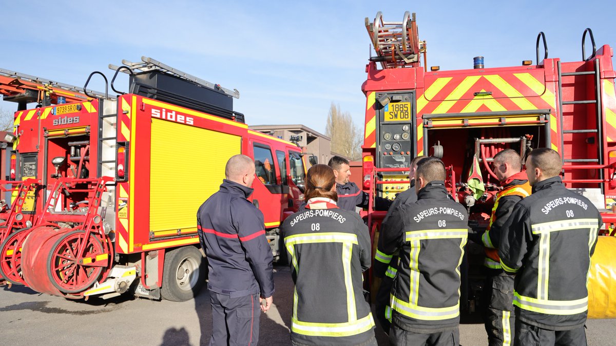 sdis08's tweet photo. #Formation #COD1 On ne parle pas suffisamment du conducteur de l'engin pompe. Il a des responsabilités, il doit connaitre la mécanique du véhicule incendie, connaitre la pompe, entretenir le véhicule,
maîtriser et s'adapter à la conduite. 4 jours pour apprendre les bases💪 🚒👨🚒 https://t.co/5JSeUDmohu
