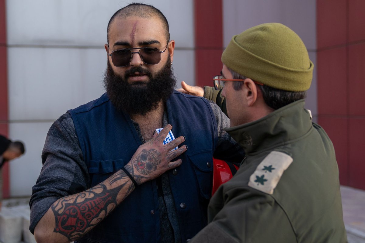 #صورة أعجبتني 
بعد أن تم انقاذه من بين #الركام في #تركيا وتقديم المساعدة الطبية له على أيدي بعثة #أغصان_الزيتون. 
هذا الرجل التركي يضع علم #إسرائيل على قلبه بفخر، لأن هذه هي إسرائيل التي تمد يد العون لكل من يحتاجها "واذا بدك تعرف صاحبك، جربه في وقت الشدة". 
#تحيا_إسرائيل