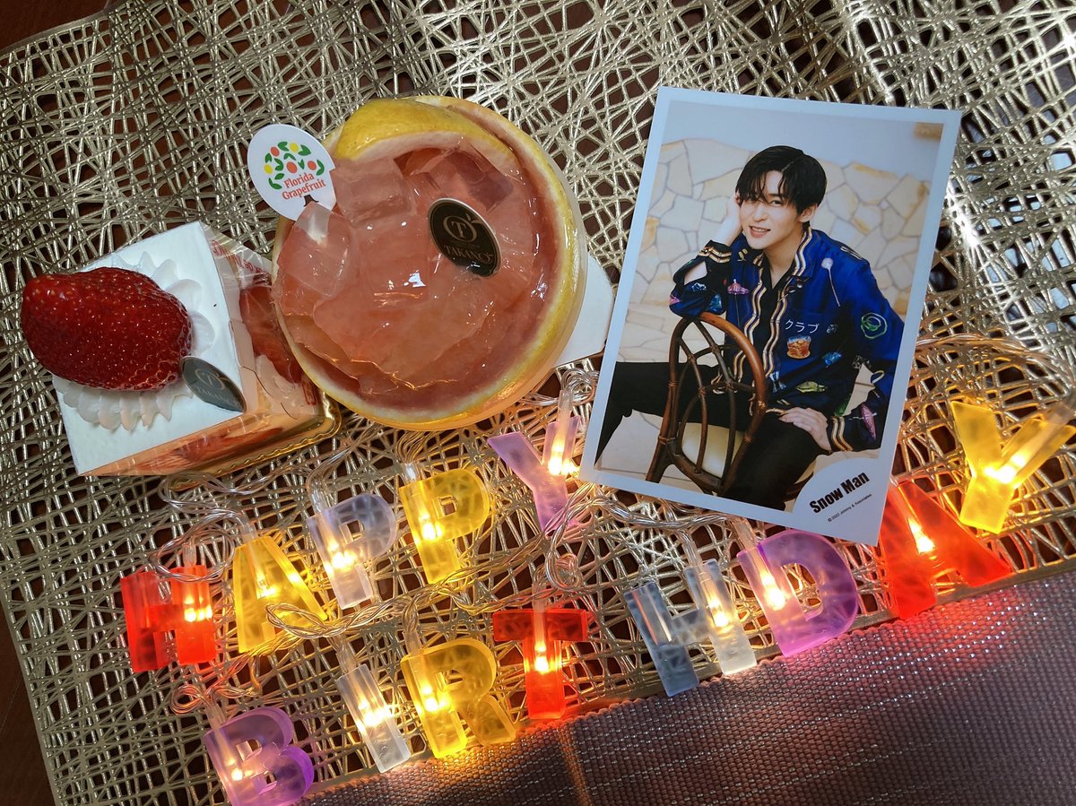 1916Yign's tweet photo. 目黒くん、お誕生日おめでとう㊗🎂🎊
ドラマに映画にメディアに出ることが多くなったけど、やっぱりSnowManで歌って踊る目黒くんがかっこよくて恋🫶です（黙）
今年1年も、目黒くんが健康に笑って過ごせますように🙏🖤🖤
#目黒蓮生誕祭 #目黒蓮26thAnniversary https://t.co/hLpD1Nt6DO