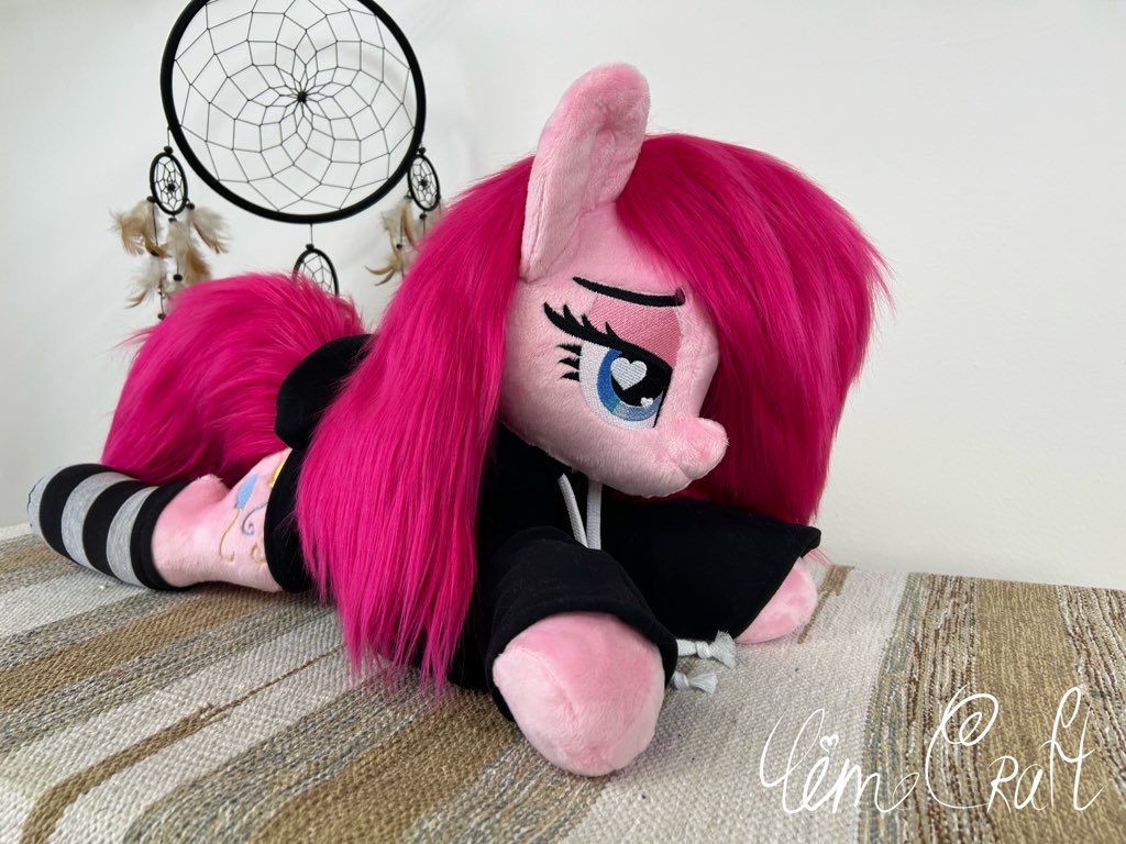 lime_craft27's tweet photo. Lying Pinkamena in a sweatshirt and socks ^_^
60cm from hooves to hooves, faux fur mane
#Pinkamena #mlp #ponyplush https://t.co/S03rEmXHam