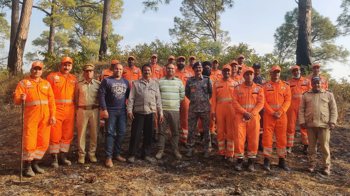 casfosddn's tweet photo. On 16.02.23, 2nd group of @NDRFHQ 15 Bn of the ongoing 2-week training on Forest Fire Prevention and Mitigation Strategies @casfosddn performed Counter Fire, Controlling Burning, and Wild Fire Prevention exercise in Kirtinagar Range, Narendra Nagar FD.
#ForestFirefighting https://t.co/57LMyNYBe7