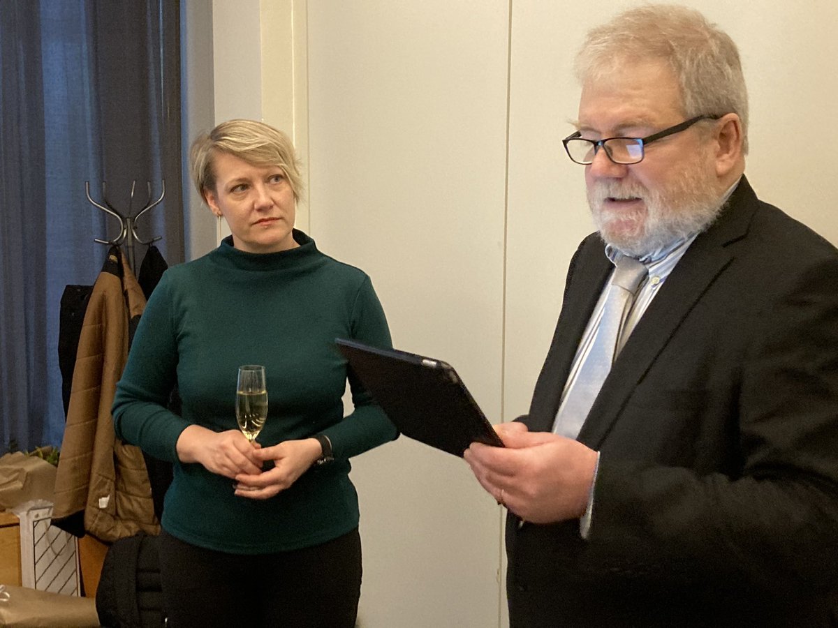KLAUHAR's tweet photo. Maataloustoimittajien #Tiedonjyvä -palkinto luovutettiin tämä vuonna Siipikarjaliiton toiminnanjohtaja @HaminaHanna lle. ”Kun Hannaan ottaa yhteyttä, tietää saavansa asiallista ja luotettavaa tietoa siipikarja-alasta”, sanoi maaloustoimittajien pj. @MichaelGodtfred https://t.co/QnjWmYqKz9