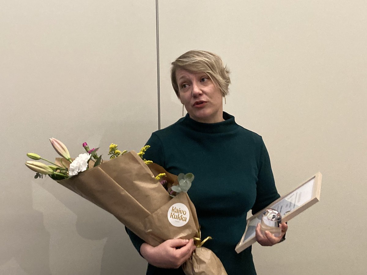 Maataloustoimittajien #Tiedonjyvä -palkinto luovutettiin tämä vuonna Siipikarjaliiton toiminnanjohtaja <a href="/HaminaHanna/">Hanna Hamina</a> lle. ”Kun Hannaan ottaa yhteyttä, tietää saavansa asiallista ja luotettavaa tietoa siipikarja-alasta”, sanoi maaloustoimittajien pj. <a href="/MichaelGodtfred/">Michael Godtfredsen</a>