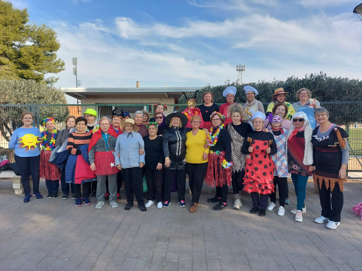 Alfarajuntament's tweet photo. 🎭 Hui a la sessió de gimnàstica en el poliesportiu municipal han celebrat Carnestoltes. Esport, socialització i diversió s'uneixen en les activitats de 'Viure actius i saludables' de l'Ajuntament d'Alfara del Patriarca. 🎉

#esports #esportsalfara #viureactiusisaludables https://t.co/kfIHRpbPim