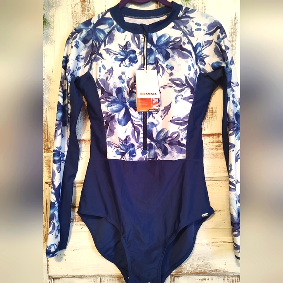 FlippinFamilyW's tweet photo. So good I had to share! Check out all the items I'm loving on @Poshmarkapp #poshmark #fashion #style #shopmycloset #jackrogers #axesea #yoins: https://t.co/1UM7aY5Ctg https://t.co/RIVIp0ojd5