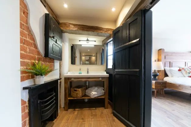 ReflectionPR's tweet image. The Ironmongers, in the heart of Aylsham, is a magnificent 16th century building that has been sensitively renovated to offer boutique, luxury holiday accommodation. 

For editorial and press enquiries please email suzy@reflectionpr.co.uk

#northnorfolk #Luxurytravel #Ukbreaks