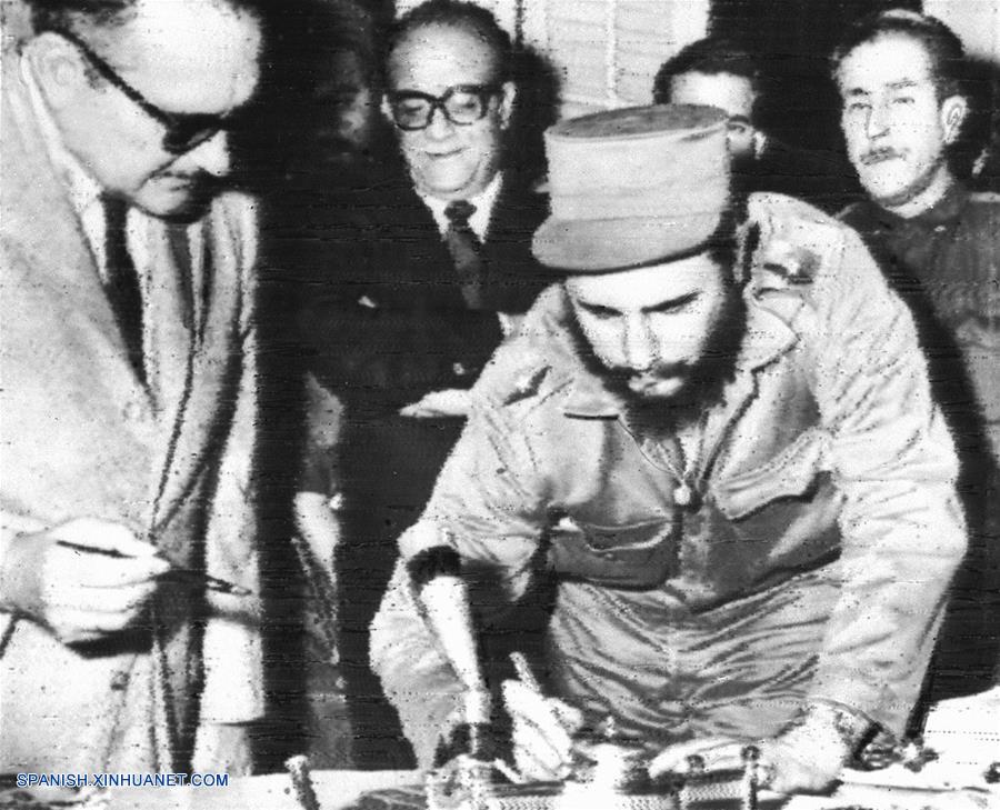 El Comandante en Jefe de la Sierra Maestra firma como Primer Ministro, el 16 de febrero de 1959. El líder guerrillero se convierte en estadista y abre el camino a las leyes que esperaba el pueblo. #FidelPorSiempre