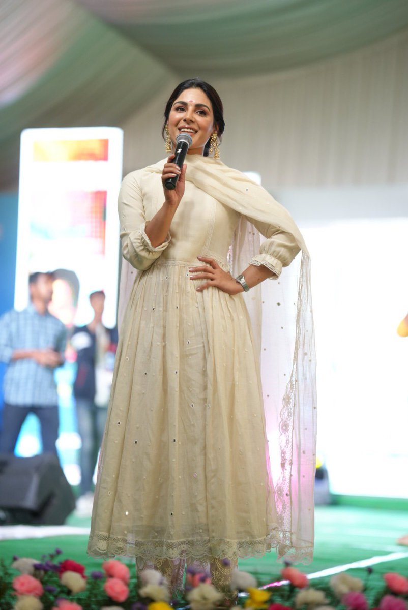 SigaJourno's tweet photo. Samyuktha❤️ in Vignan College Guntur 🔥🔥

@iamsamyuktha_ #Samyuktha #vaathi #VaathiPromotions #VaathiFromFeb17 #VaathiOn17Feb https://t.co/P2KMXRXkMj