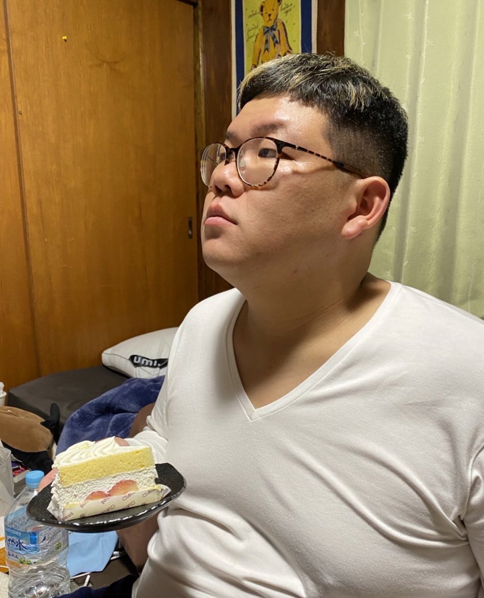本日誕生日を迎えました。
お祝いのメッセージくれた方ありがとうございます！🎁

楽しくら楽しんでもらえる1年にします！！

#ケーキのイチゴ無いのなんでやろう