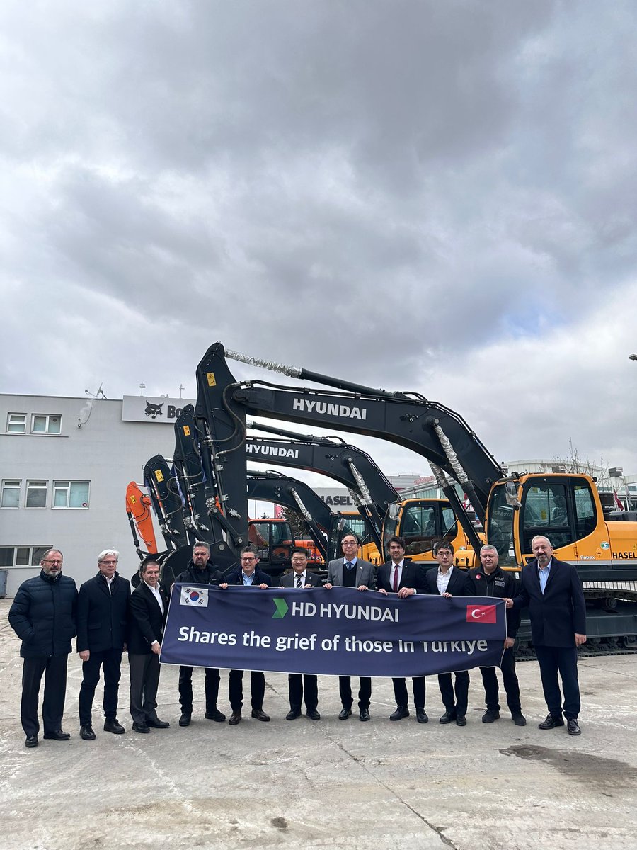 ErdemErkul's tweet image. Kore Cumhuriyeti 🇰🇷 Büyükelçisi Dostumuz Won IK LEE ile birlikte Hyundai İş Makineleri Bağış Törenine Katıldık. Bu vesile ile depremin ilk anından beri saha da özveri ile çalışan Kore şirketleri , Koreli Dostlarımız ve Sn. Lee&apos;ye 🇹🇷🇰🇷 🙏 #Dayanışma #Yardımlaşma
