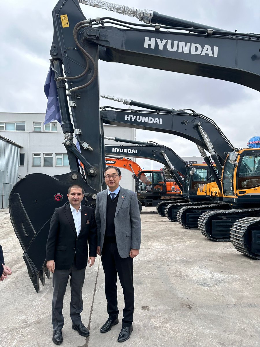 ErdemErkul's tweet image. Kore Cumhuriyeti 🇰🇷 Büyükelçisi Dostumuz Won IK LEE ile birlikte Hyundai İş Makineleri Bağış Törenine Katıldık. Bu vesile ile depremin ilk anından beri saha da özveri ile çalışan Kore şirketleri , Koreli Dostlarımız ve Sn. Lee&apos;ye 🇹🇷🇰🇷 🙏 #Dayanışma #Yardımlaşma
