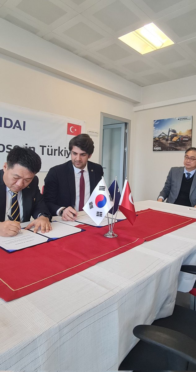 ErdemErkul's tweet image. Kore Cumhuriyeti 🇰🇷 Büyükelçisi Dostumuz Won IK LEE ile birlikte Hyundai İş Makineleri Bağış Törenine Katıldık. Bu vesile ile depremin ilk anından beri saha da özveri ile çalışan Kore şirketleri , Koreli Dostlarımız ve Sn. Lee&apos;ye 🇹🇷🇰🇷 🙏 #Dayanışma #Yardımlaşma