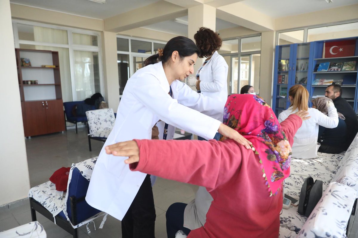 universitemDEU's tweet photo. #DEÜ olarak depremin ardından yaralarımızı sarmayı sürdürüyoruz. Depremden etkilenen vatandaşlarımızı ağırladığımız Seferihisar'daki sosyal tesislerimizde, konuklarımıza @deuftrfakultesi hocalarımız ve öğrencilerimiz tarafından fizik tedavi hizmeti sunuluyor. https://t.co/eXYbIL3PsC