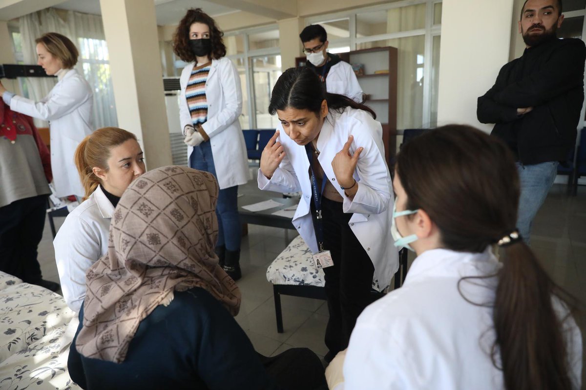 universitemDEU's tweet photo. #DEÜ olarak depremin ardından yaralarımızı sarmayı sürdürüyoruz. Depremden etkilenen vatandaşlarımızı ağırladığımız Seferihisar'daki sosyal tesislerimizde, konuklarımıza @deuftrfakultesi hocalarımız ve öğrencilerimiz tarafından fizik tedavi hizmeti sunuluyor. https://t.co/eXYbIL3PsC